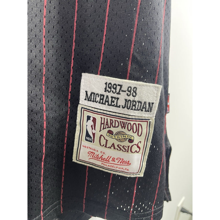 NBA 1997-98 Chicago Bulls Michael Jordan #23 Jersey XL Mitchell & Ness
