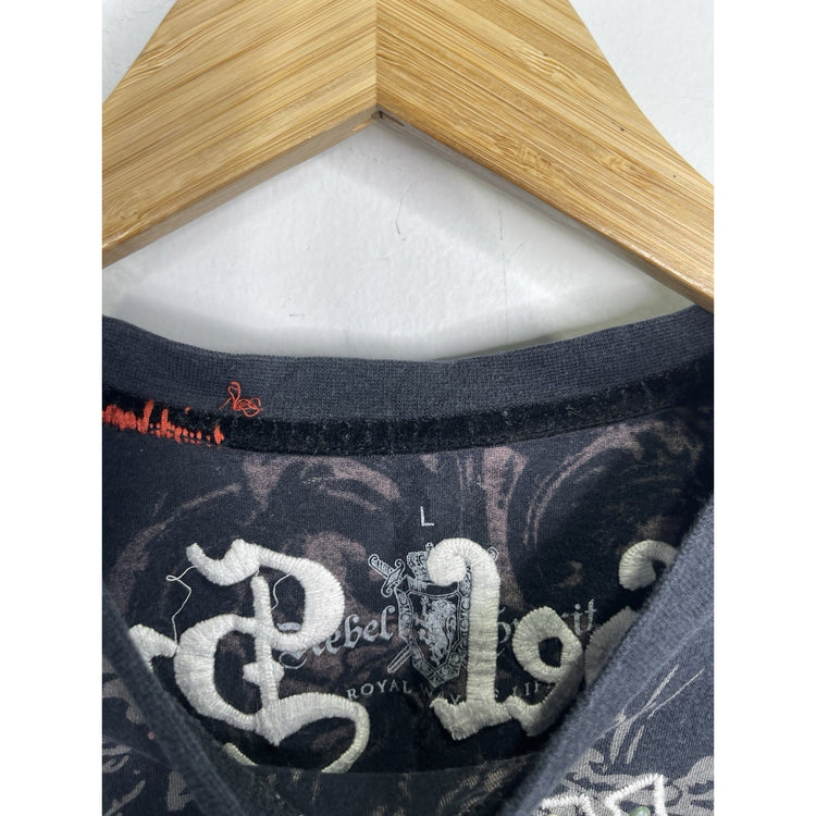 Men’s Rebel Spirit Y2K Royal Helmet Shield Embroidered Studded T-shirt Sz L